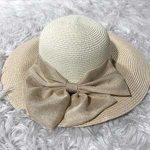 HAT wide brimmed in cream/beige colors with bow detail